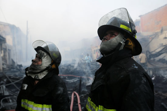 رجال الاطفاء عقب السيطرة على النيران