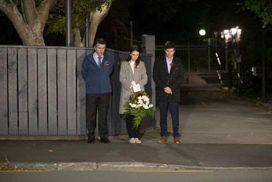 رئيسة وزراء نيوزيلندا جاسيندا أرديرن ووالدها وزوجها فى الشارع لإحياء الذكرى