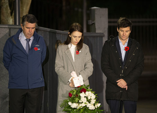 رئيسة وزراء نيوزيلندا جاسيندا أرديرن ووالدها وزوجها يحيون ذكرى الحرب أمام منزلهم