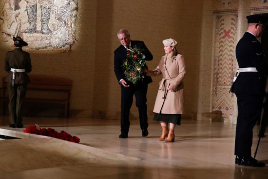 رئيس الوزراء الأسترالي سكوت موريسون وزوجته جيني موريسون  يضعان إكليلا من الزهور على قبر الجندي الأسترالي المجهول