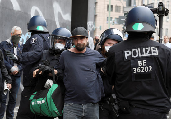 القبض على متظاهر ضد قيود كورونا فى برلين