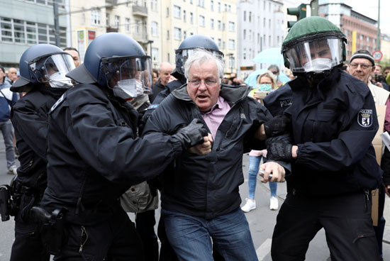 القبض على متظاهر ضد قيود كورونا