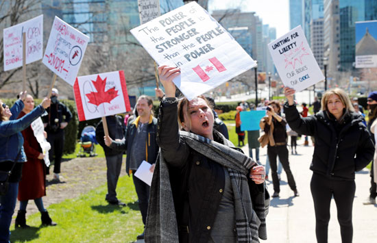 مطالبون بإزالة قيود كورونا فى كندا
