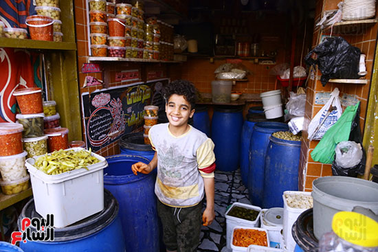 طفل يعمل في محل بيع المخلل