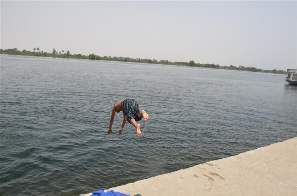 جانب من السباحة فى النيل بالاقصر