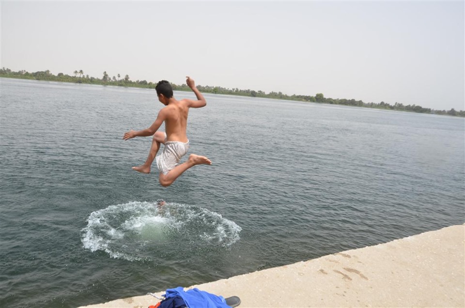 1 أطفال قرى الأقصر يهربون من الطقس الحار بنهار رمضان بالسباحة فى النيل