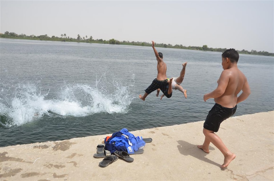 جانب من السباحة فى نهر النيل جنوب الأقصر
