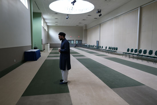 إمام-يصلى-منفردا-فى-مركز-إسلامى-فى-كندا