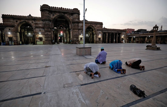 مصلون-فى-مسجد-بأحمد-آباد-يحافظون-على-التباعد-أثناء-الصلاة