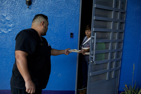طبيب مستشفى نوجاليس خافيير مارتينيز  يأخذ طعامه خارج منزله