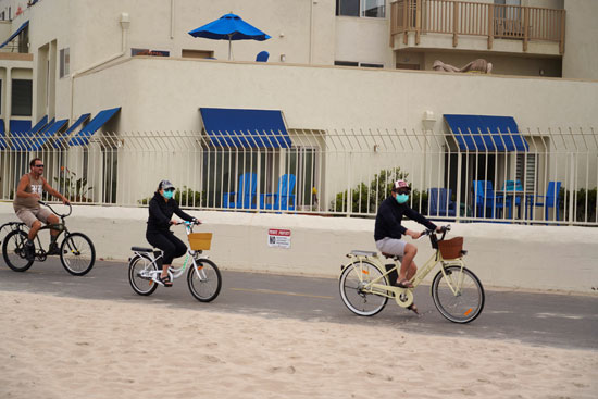 ركوب الدراجات على شاطىء فى كاليفورنيا الأمريكية