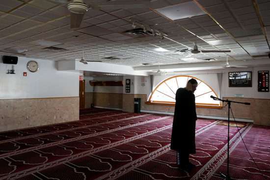 يؤدي-الإمام-صلاة-الظهر--منفردا-في-المركز-الإسلامي-بنيويورك
