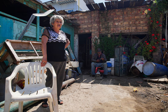 تجلس ماريالينا وزوجها رامون روفالكابا خارج منزلهما في بويرتو نويفو