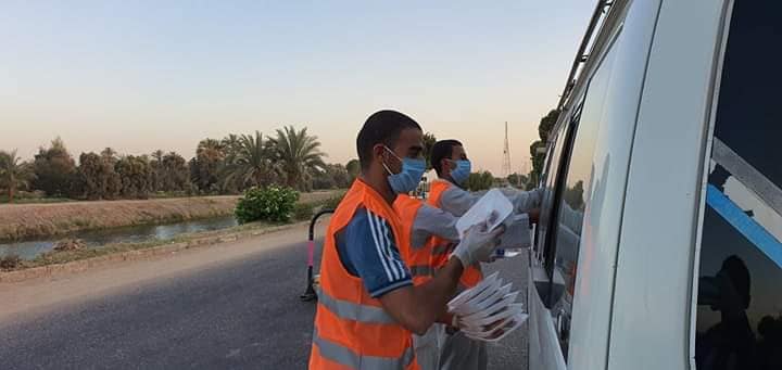شباب نجع خميس بالطود يواصلون حملة إفطار صائم على الطريق السريع (5)