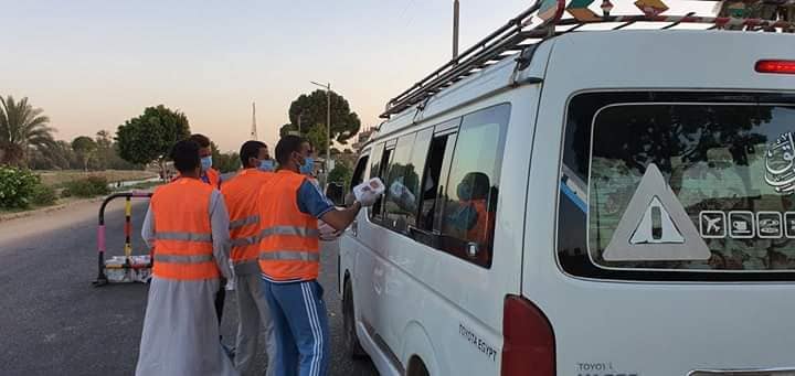 شباب نجع خميس بالطود يواصلون حملة إفطار صائم على الطريق السريع (3)
