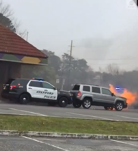 سيارة الشرطة تحرك السيارة المحترقة