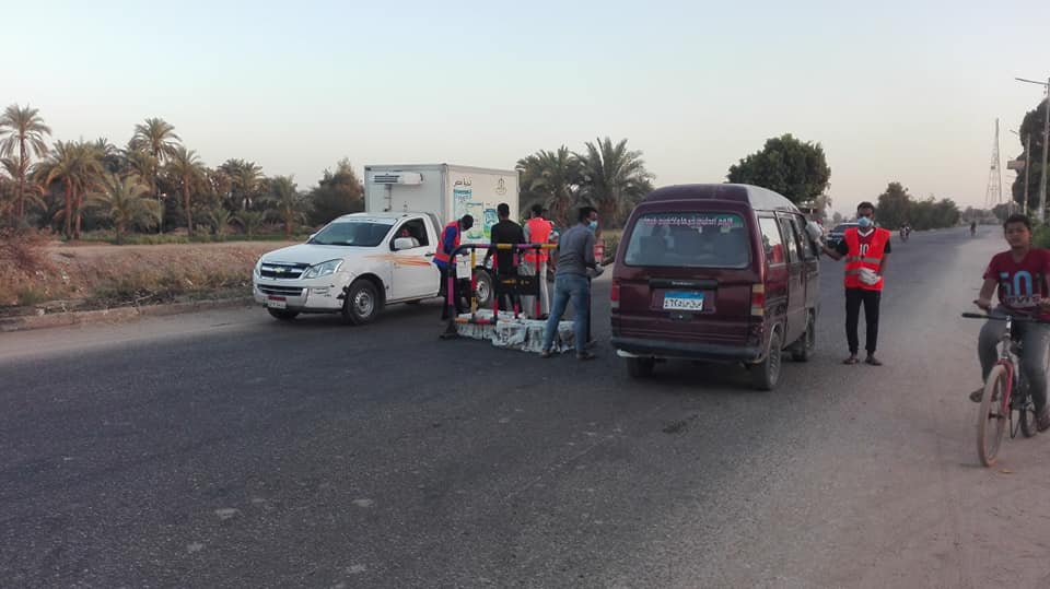 شباب نجع خميس بالطود يواصلون حملة إفطار صائم على الطريق السريع (2)