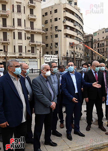 رئيس الوزراء يتفقد أعمال التطوير  فى ميدان التحرير  (2)