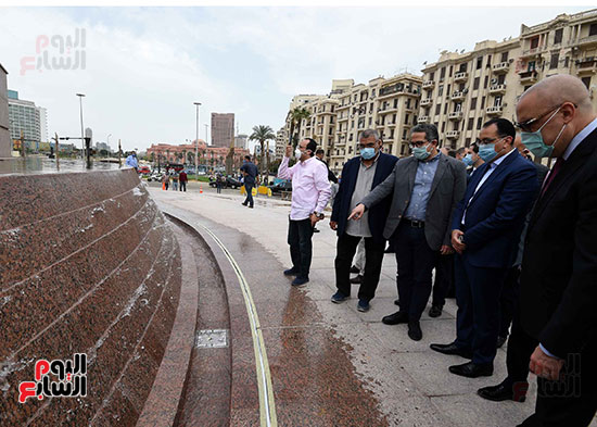 رئيس الوزراء يتفقد أعمال التطوير  فى ميدان التحرير  (9)