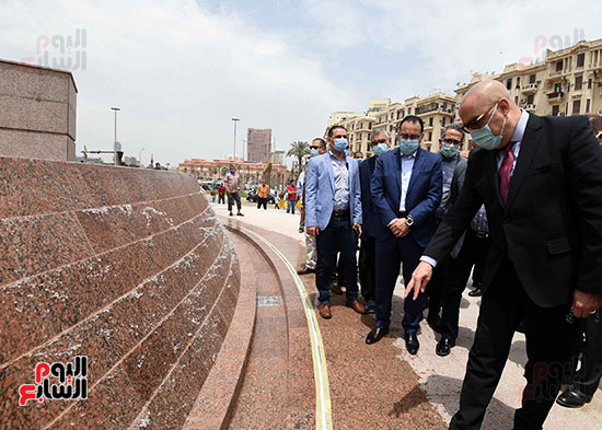 رئيس الوزراء يتفقد أعمال التطوير  فى ميدان التحرير  (14)