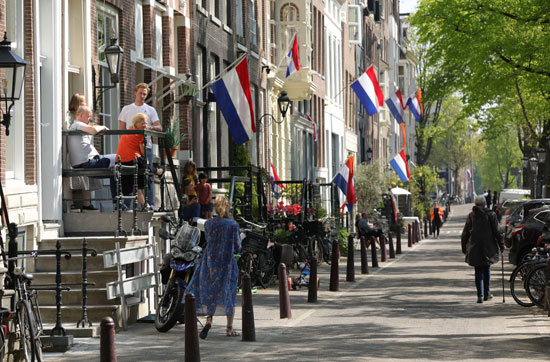 أعلام هولندا تزين الشرفات احتفالا بيوم الملك