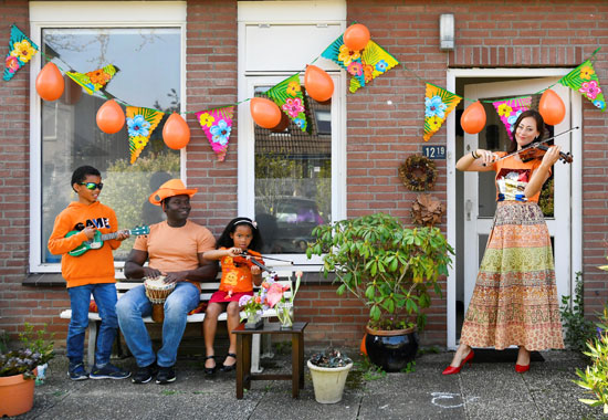 أسرة هولندية تتحدى الحظر بالموسيقى
