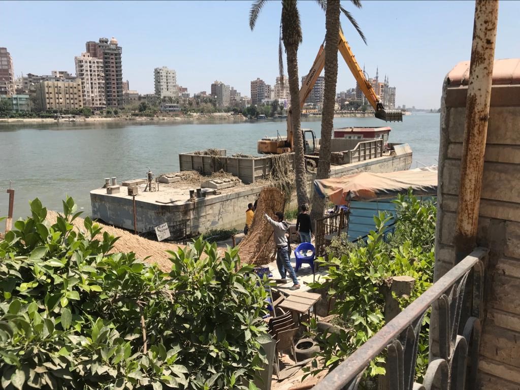 إزالة التعديات بنهر النيل .