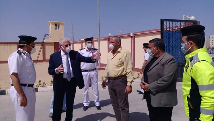  محافظ جنوب سيناء أثناء تفقد المشروعات الخدمية برأس سدر (1)