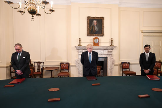 رئيس الوزراء جونسون ووزيرا الصحة والخزانة ولحظة صمت