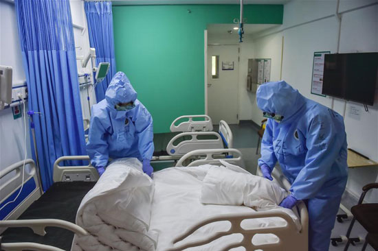 توديع اخر مريضين  بكورونا فى مستشفى سارس بكين  (6)