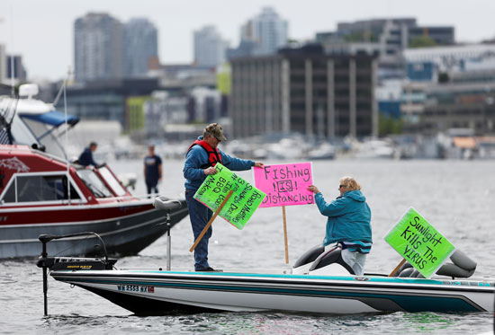 مظاهرات بالقوارب فى واشنطن لرفض استمرار الحظر