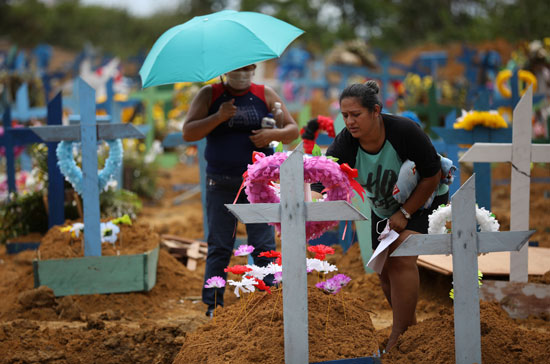 أقارب الضحايا يضعون الزهور على مقابرهم