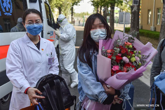 توديع اخر مريضين  بكورونا فى مستشفى سارس بكين  (3)