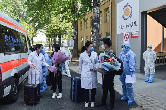 توديع اخر مريضين  بكورونا فى مستشفى سارس بكين  (1)