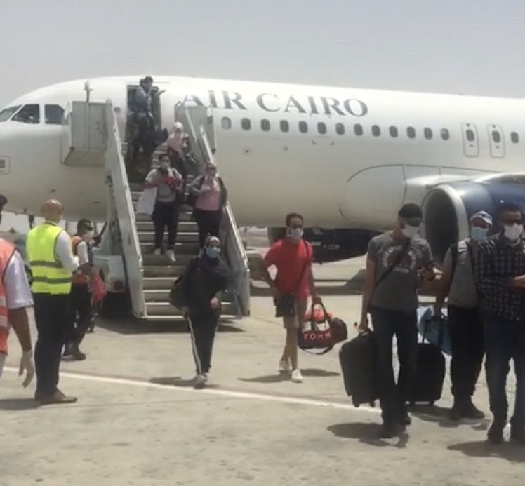العائدين من الخارج فور وصولهم مطار مرسي علم  (3)