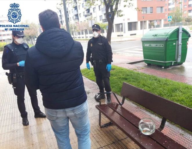 الشرطة الاسبانية لحظة ضبط المواطن بحوض السمك