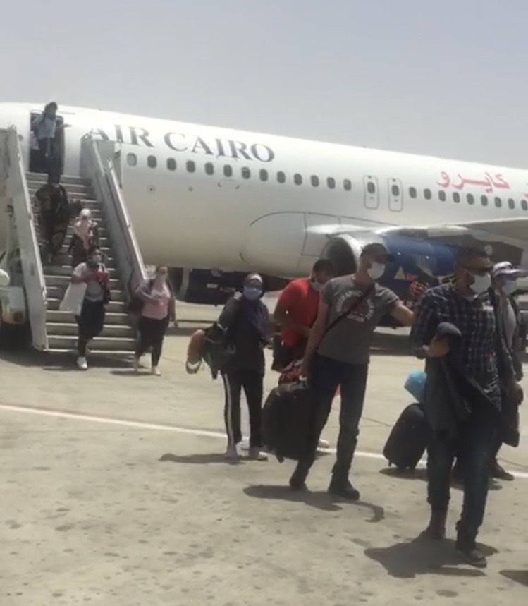 العائدين من الخارج فور وصولهم مطار مرسي علم  (2)