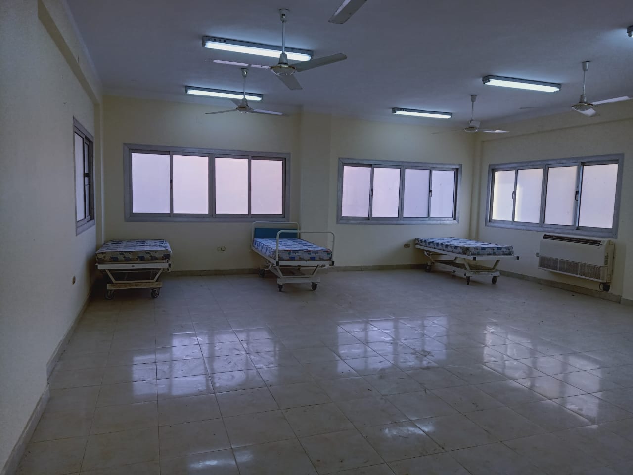 فرش وتجهيز مبنى الهلال الأحمر بالشرقية بـ130 سريرا كمستشفى للعزل  (2)