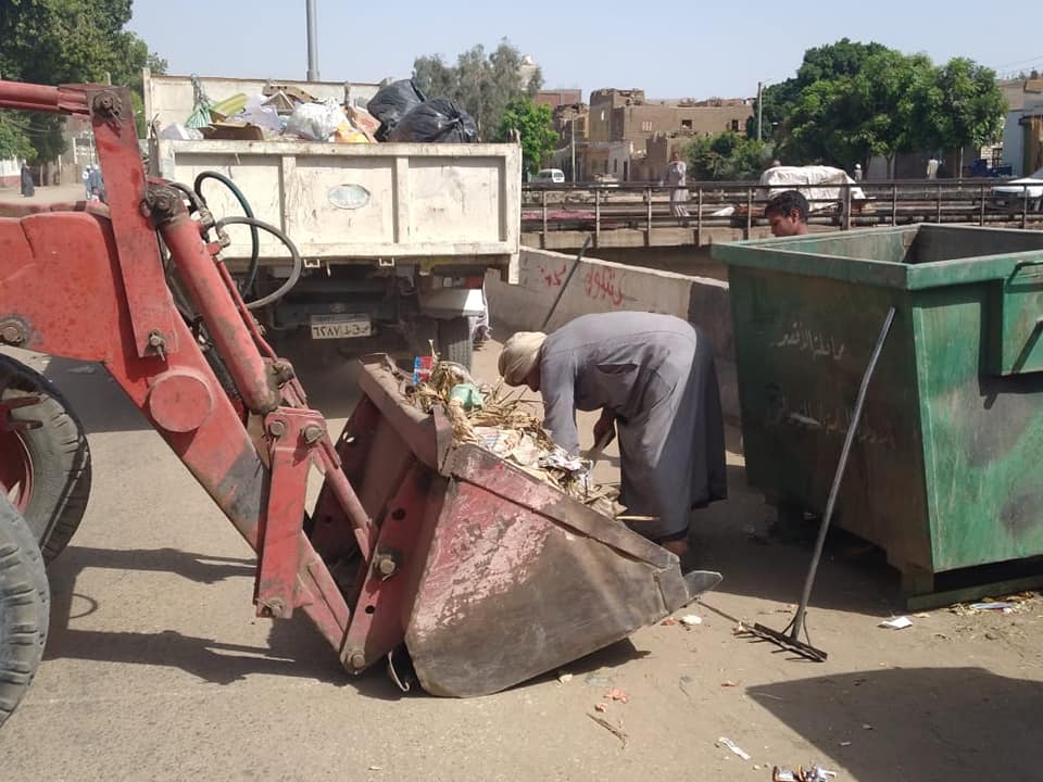 جانب من رفع المخلفات والقمامة من شوارع اسنا