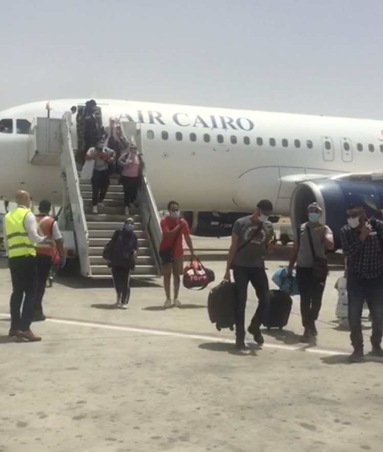 العائدين من الخارج فور وصولهم مطار مرسي علم  (1)