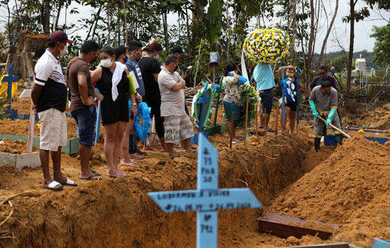 أسر الضحايا يتابعون دفن أقاربهم