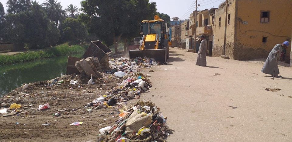 جانب من حملات النظافة ورفع القمامة بالشوارع