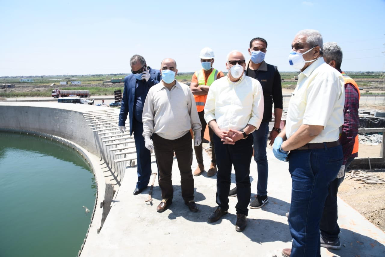 محافظ بورسعيد يتفقد محطة مياه شرب الكاب (3)