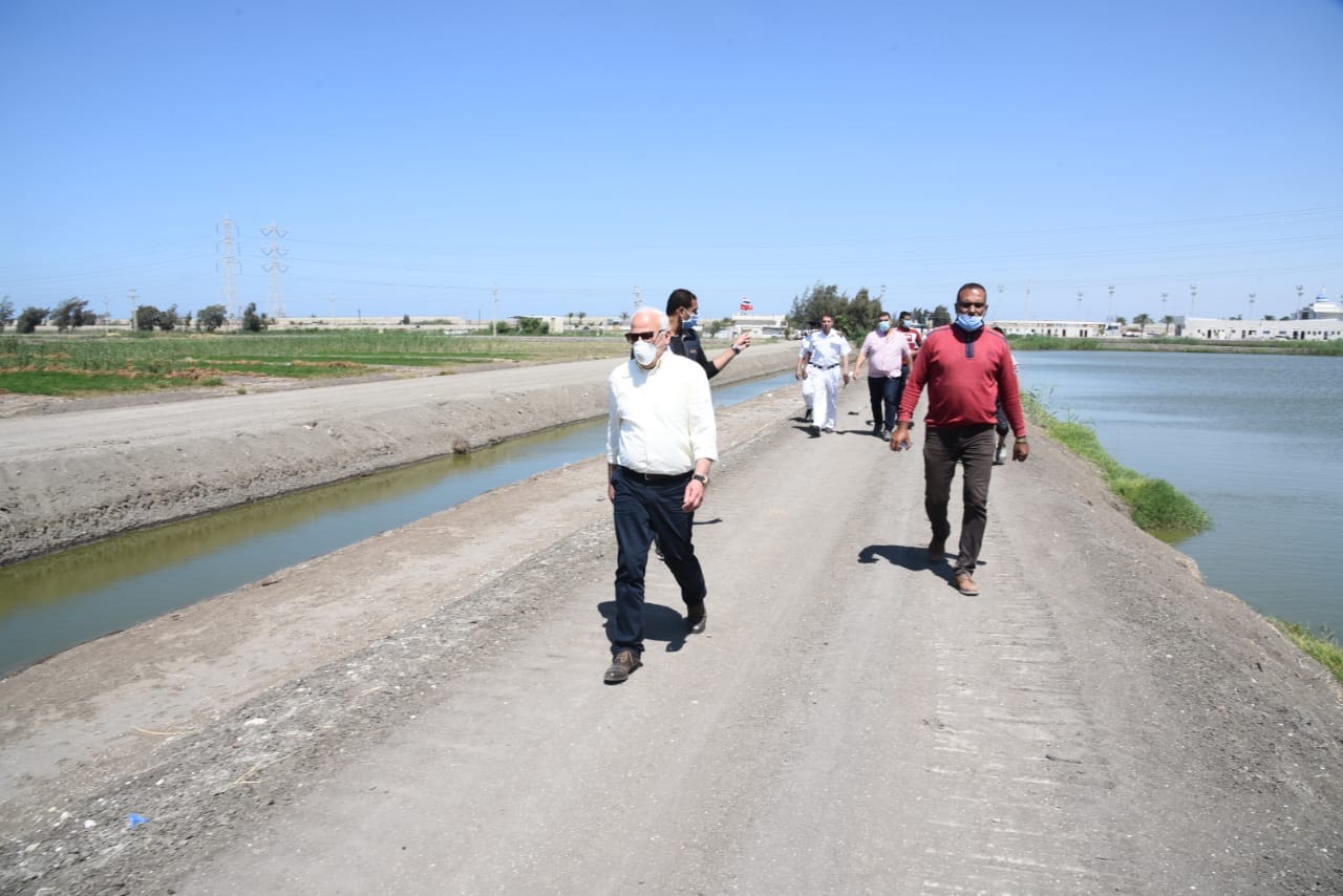 محافظ بورسعيد يقود حملة لإزالة مزارع سمكية (8)