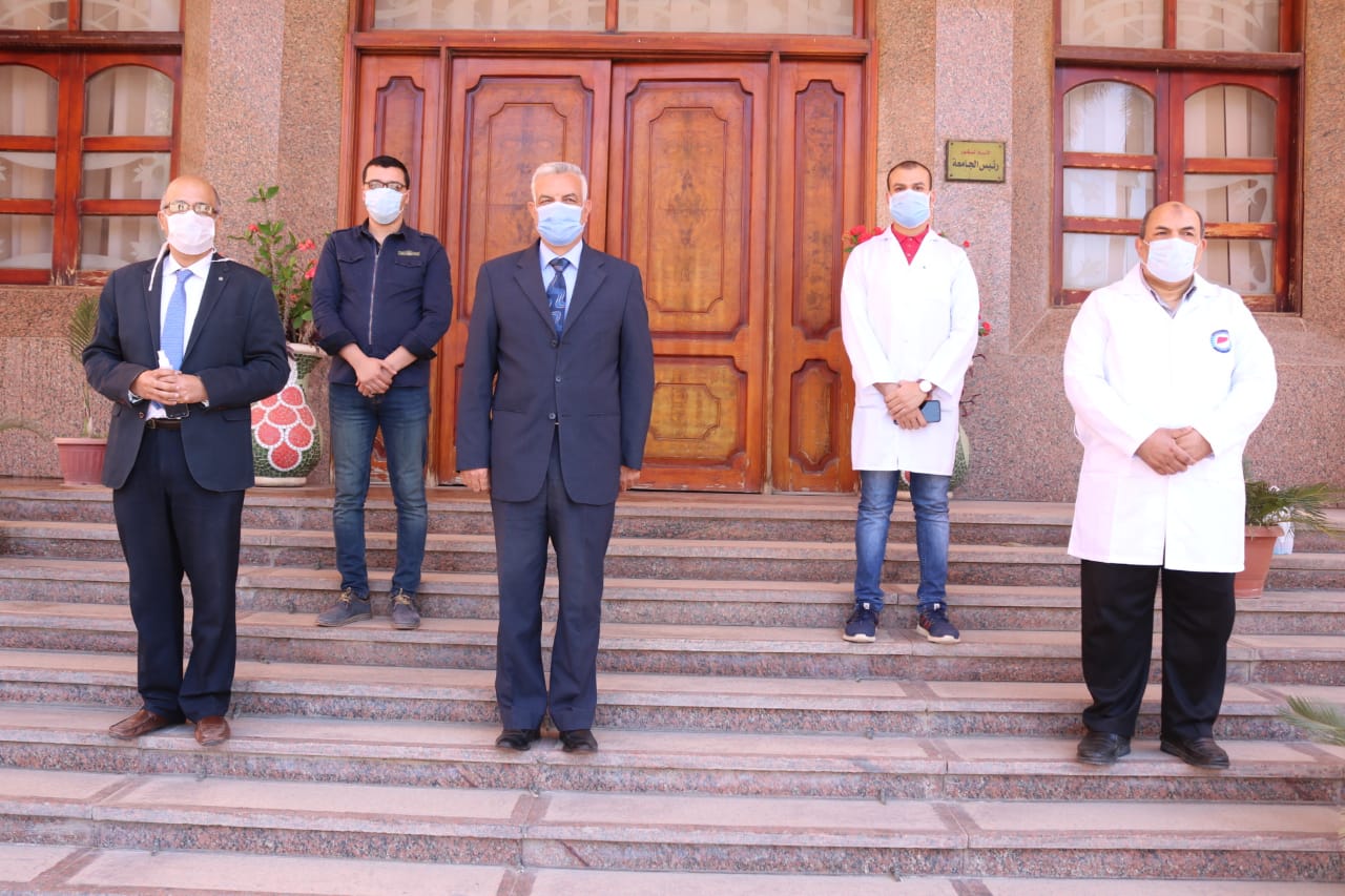 رئيس جامعة المنوفية مع أطباء معهد الكبد (2)