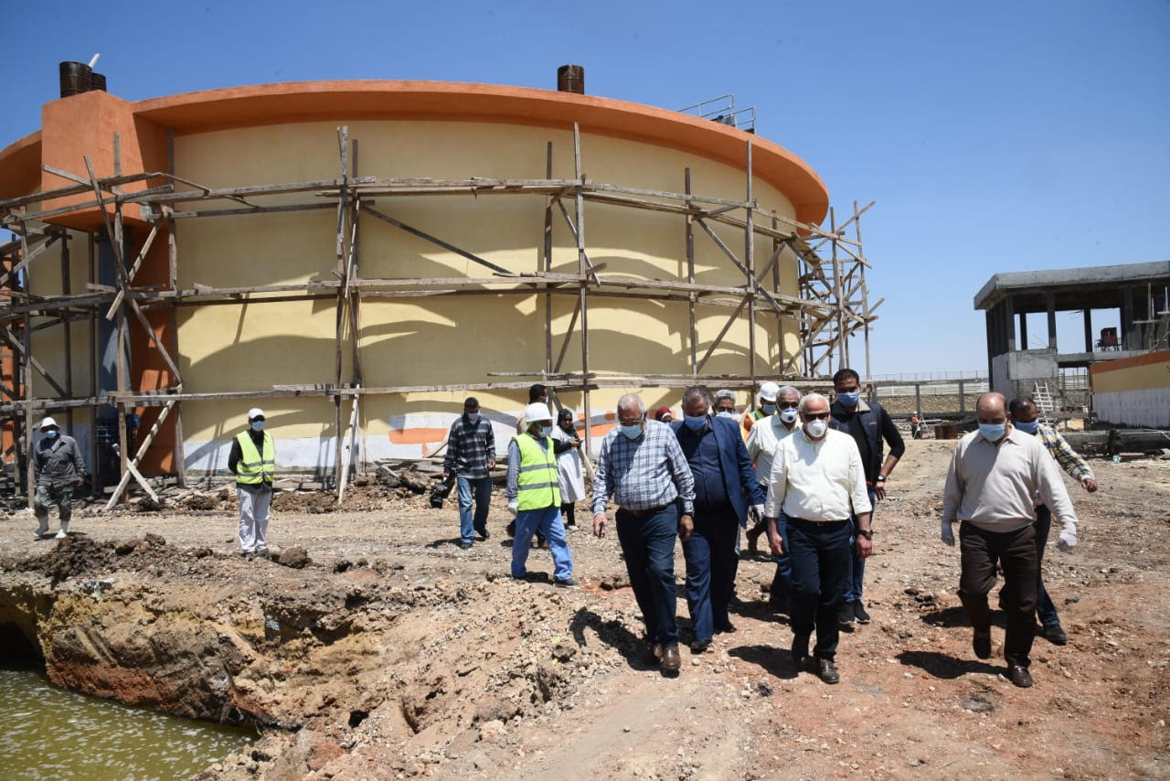محافظ بورسعيد يتفقد محطة مياه شرب الكاب (2)