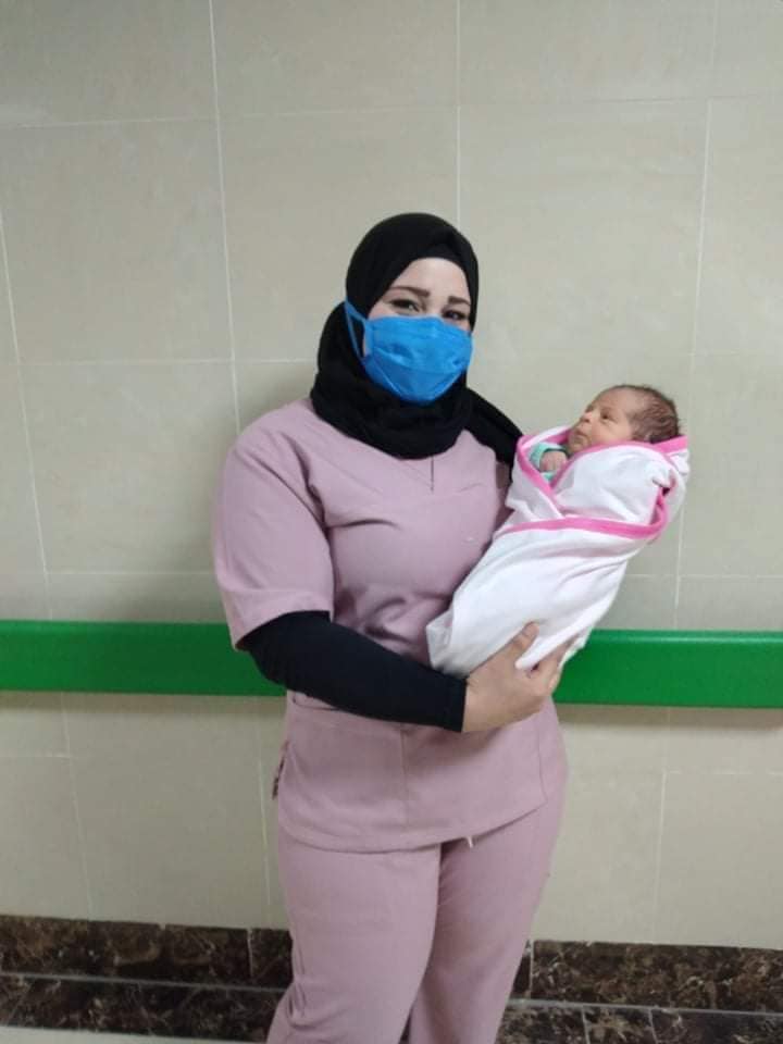 فرحة أطباء المستشفى بخروج طفل وأمه من الحجر الصحى