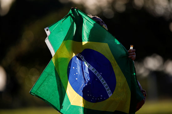 مؤيد للرئيس البرازيلى يحمل علم بلاده
