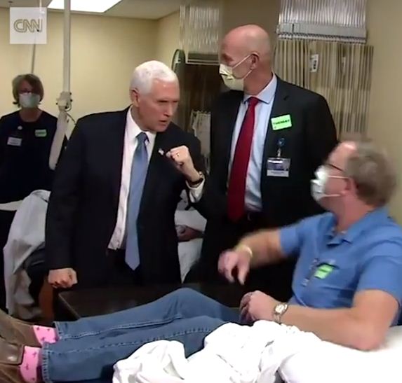 نائب ترامب بدون كمامة فى المستشفى