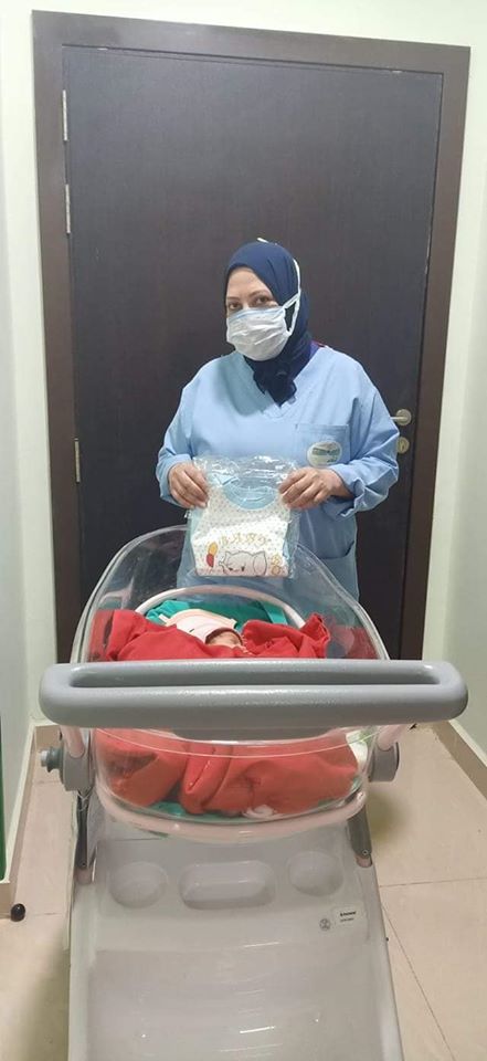 فرحة الطاقم الطبى بخروج 14 متعافى بينهم مولود بالاقصر